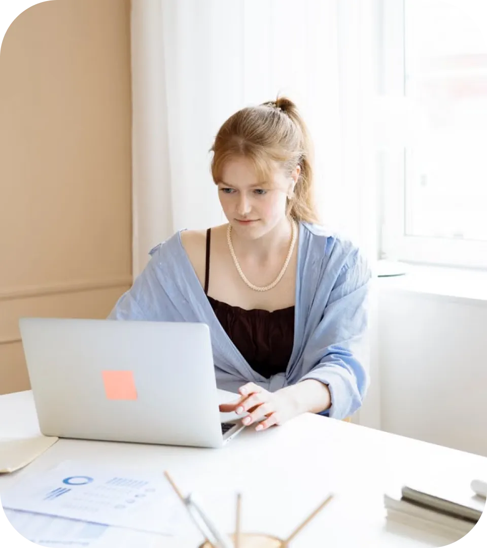 Photo · woman working on laptop (rounded)